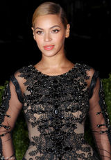 高清组图：碧昂斯黑色透视鱼尾裙亮相时装庆典