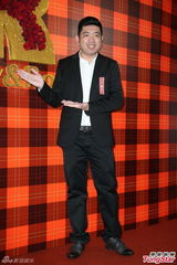 组图：黄小柔出嫁盼造人 穿低胸婚纱挽老公亮相