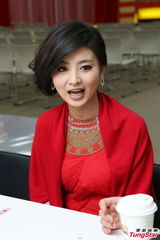 组图：“沈眉庄”斓曦赴台湾宣传 唱黄梅调