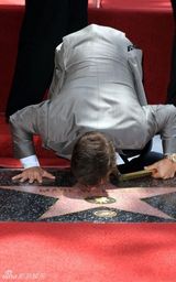 幻灯图集：马克-沃尔伯格星光大道留名 全家人助阵