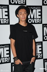 组图：熊黛林低胸裙性感优雅 郑欣宜复古发型上阵