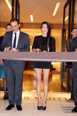 组图：张雨绮超短裤秀玉腿 麻花辫时尚青春