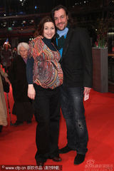 幻灯图：《孩子们没事》首映 朱丽安-摩尔黑裙性感