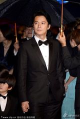 组图：《如父如子》戛纳首映 真木阳子撞色抢眼