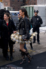 组图：女星嘉丝蒂时装周春光乍现 大风掀裙抢镜