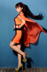 组图：斯琴高丽拍写真 时尚显辣妈气质