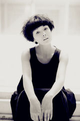 组图：黄曼素雅光影大片 简约深邃展成熟女人美