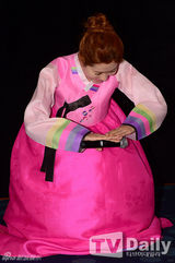 组图：丹尼尔海尼等穿韩服亮相韩片《SPY》活动