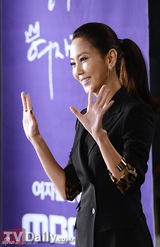 组图：韩星金南珠广告拍摄现场 清新马尾显帅气