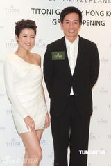 组图：陈豪携女友助阵商业活动 羞涩不敢牵女方手