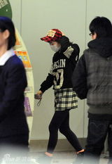 幻灯图：谢娜潮人着装现身机场 翻箱倒柜似“倒妹”