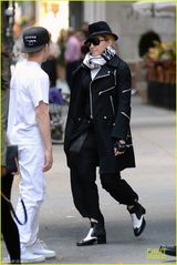 组图：麦姐嘻哈装现身街头 带子女出行酷劲十足