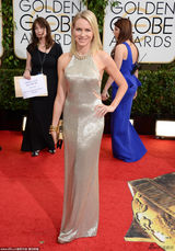 组图：娜奥米沃茨简洁金裙 腋下镂空春光迷人