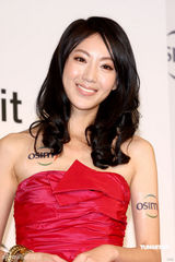 幻灯图：隋棠红色套装妩媚亮相 试产品全程笑容