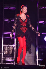 组图：阿妹身著爆乳装开唱 歌迷现场点唱饱耳福