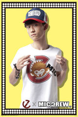 高清图：张一山入学转型潮男 街头造型显青春时尚