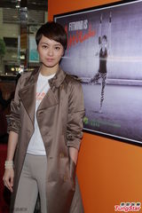 组图：梁咏琪豪乳老公称赞 林德信庆生松冈欠吻