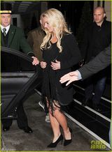 组图：31岁布兰妮日换两装手臂粗壮