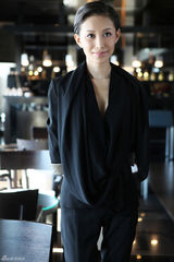 组图：冷美人侯璎珏职场通勤装简洁干练