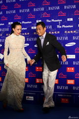 组图：舒淇镂花长裙亮相红毯 梁家辉绅士风