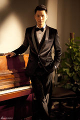 组图：主持人顾斌正装宣传照 俊朗挺拔有型有款