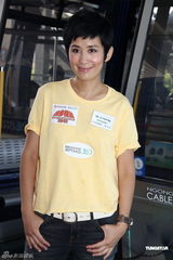 组图：吴君如出席慈善活动 称已安慰脚伤古天乐