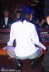 组图：女优小泽玛利亚夜店热舞 猛男傍身翘臀摸身
