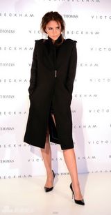 组图：贝嫂新品发布会女儿小黑裙可爱走秀