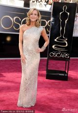 组图：拉拉-斯班瑟斜肩亮圈裙闪耀红毯