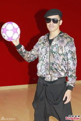 组图：陈百祥带女艺员排节目 叶翠翠趴地露乳沟