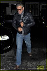 组图：52岁克鲁尼型男风采 鬓发苍白难掩老态