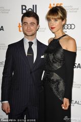 组图：丹尼尔撑《F字头》首映左拥右抱