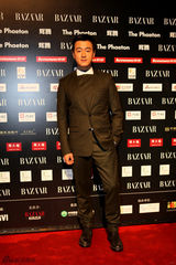 组图：佟大为帅气礼服亮相红毯 军装风显霸气