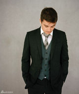 组图：哈奈特悠然享受玫瑰香烟 忧郁小生分享美