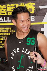 组图：慈善篮球赛表演赛 黑人陈建州亲上阵