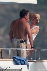 组图：乌玛与男友游艇调情 老式泳装巨奶下垂