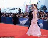 组图：威尼斯闭幕红毯 卡斯特粉群亮相优雅迷人
