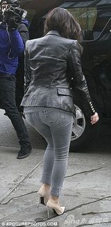 组图：卡戴珊低胸装上街 长衣长裤难掩丰乳肥臀