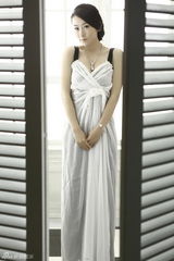 组图：毛俊杰穿低胸纱裙拍写真 秀身材散发女人魅力