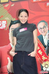 组图：滕丽名提前获赠生日礼物 薛家燕旅行过年