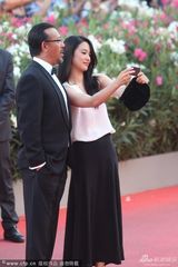 组图：姜文携周韵亮相秀恩爱 与老外相聊甚欢