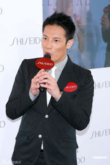 幻灯图：杨谨华性感半球代言 丁子高为其加冕献花