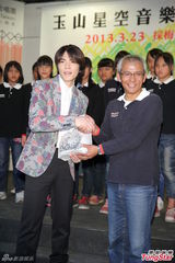 组图：萧敬腾为“童声”加油打气回忆童年