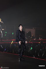 组图：韩国组合2AM等香港开唱 唱张国荣经典金曲