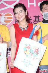 组图：Selina助力颜损慈善活动 老公力挺爱相随