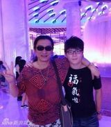 组图：50岁黄安18岁儿子近照曝光 帅气胜老爸