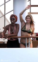 高清组图：菲姬游艇大秀比基尼 性感身材呼之欲出