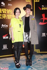 组图：阿娇沉浸恋情微笑 携容祖儿出席活动