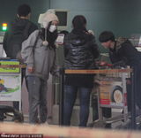 组图：杨幂穿宽松运动装现身机场孕味十足