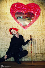 组图：谭维维最新写真曝光 红发大展另类风